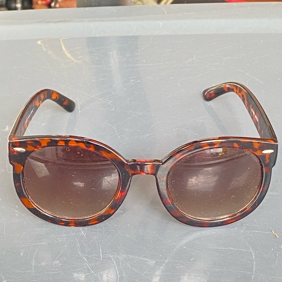 Tortoise Shell Polarized Retro Inspired High Fashion Oversize Round Sunglasses - Picture 7 of 10